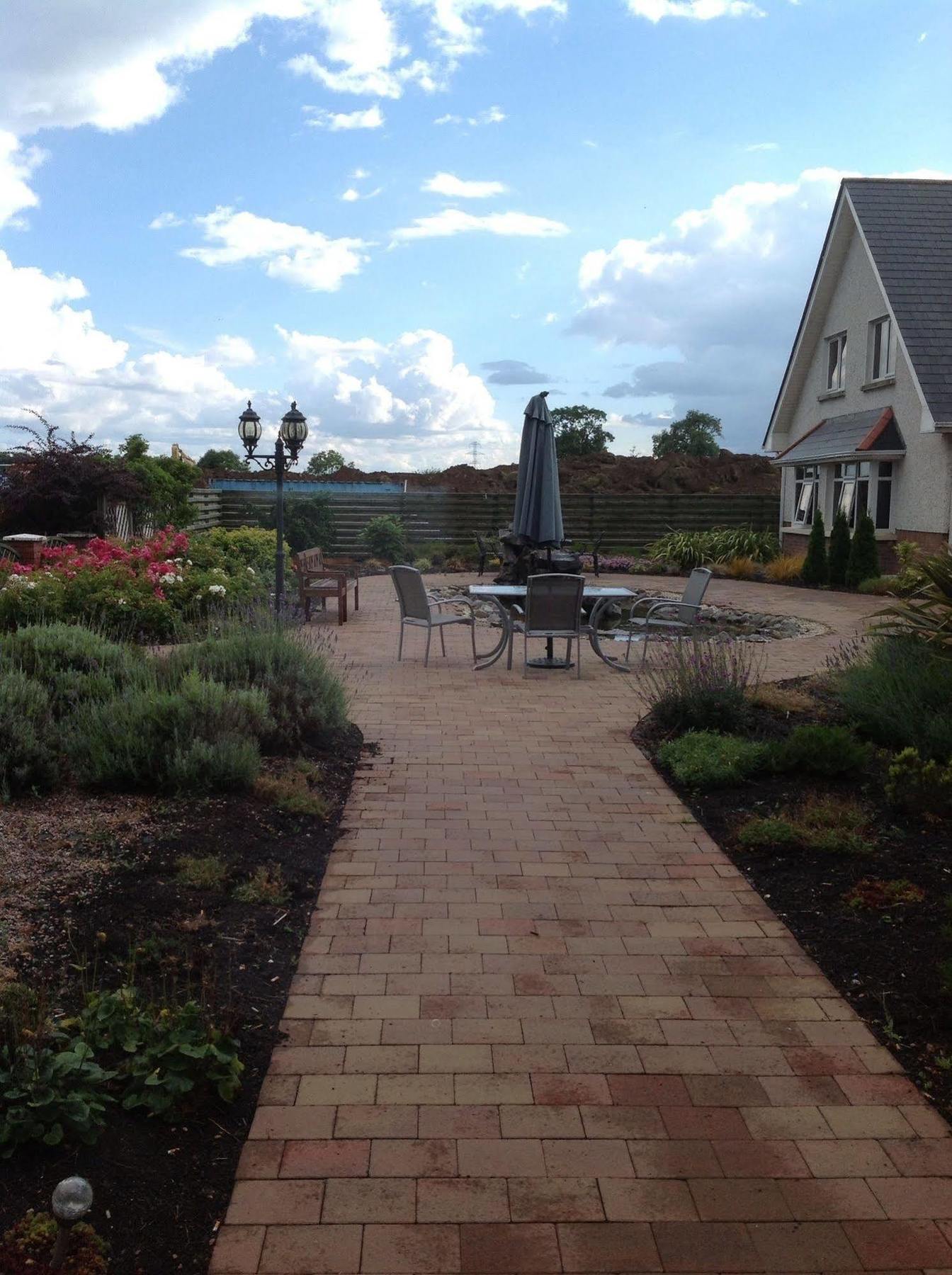 Airport View Hotel And Secret Spa Lusk Exterior photo